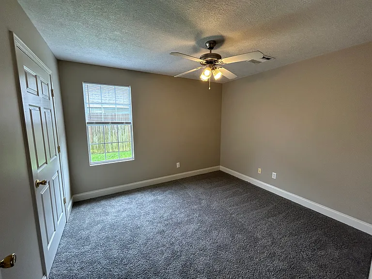 5053 Hawthorn Dr — Photo 5