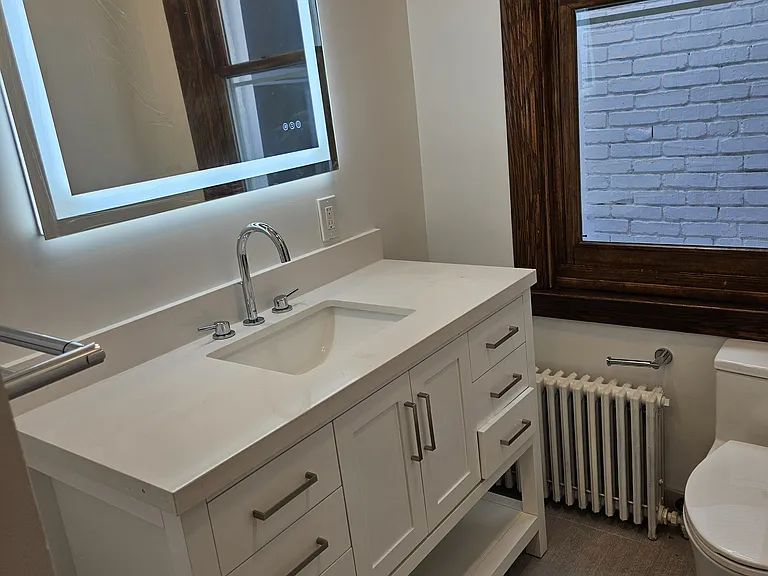 3d floor: bathroom with vanity and mirror.