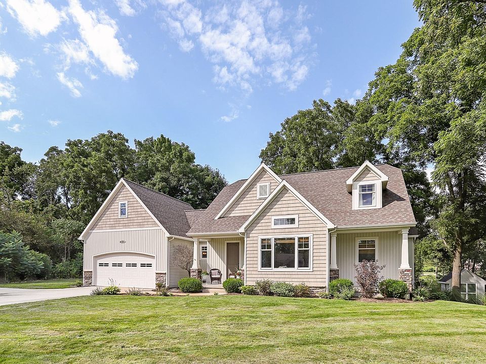 1st image of 905 Meyer Ln