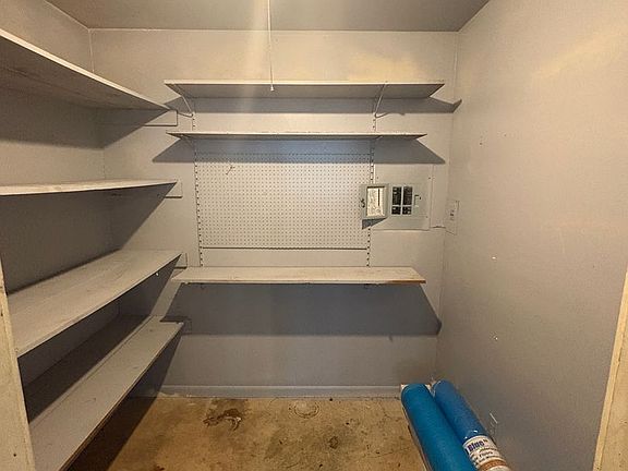 3rd image of 9437 Garfield Dr