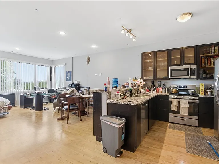 1649 W Cortland St #401 — Photo 11