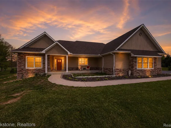 1266 Christine Dr, Lapeer, MI 48446