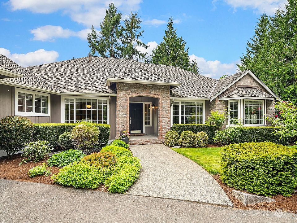 Rarely can you obtain this much space and privacy in the heart of Sammamish. Lancaster Ridge is an enclave of 12 homes on 1.2+ acre lots. It is lovely and treasured.>