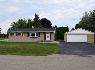 1195 Redwood Ln, Menasha, WI 54952