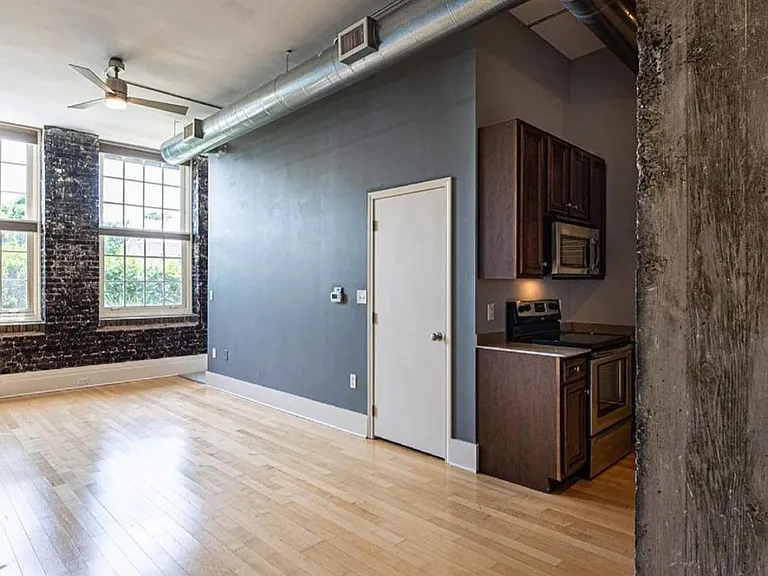 140 E Glenwood Ave #113 — Photo 1