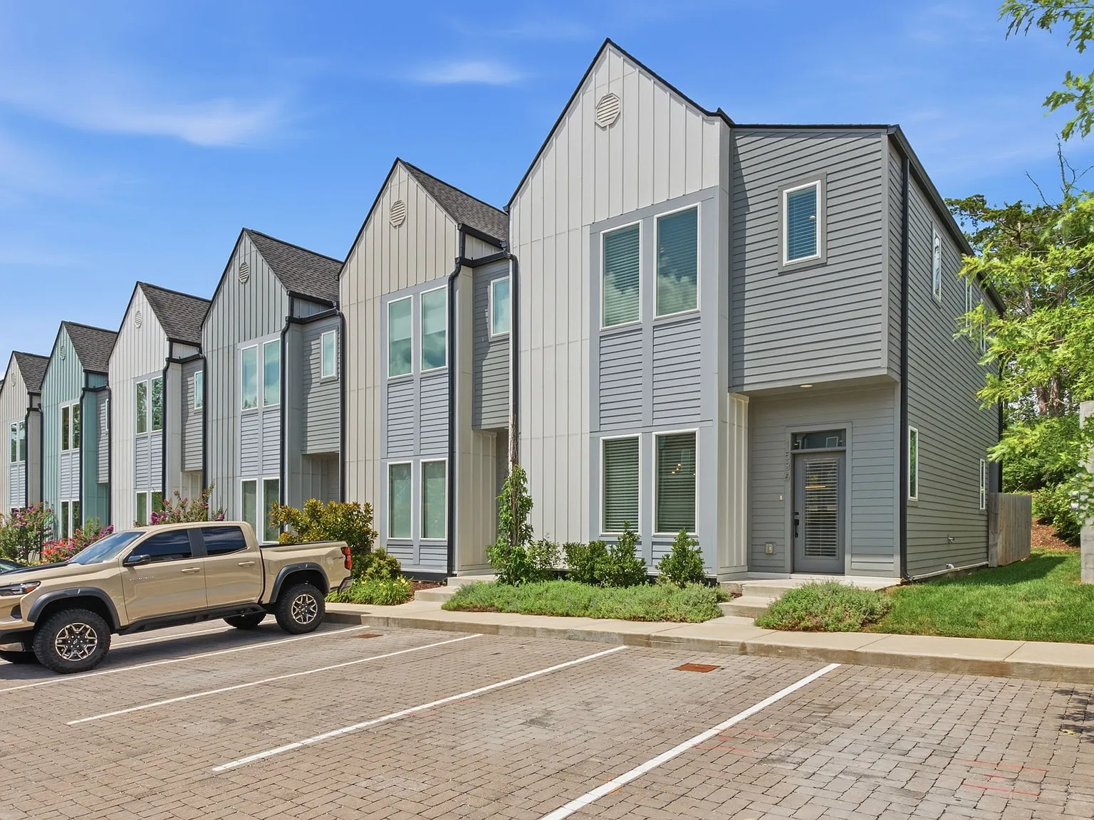 3 bed, 2.5 bath, 1470 sqft, $2,395 — Photo 2