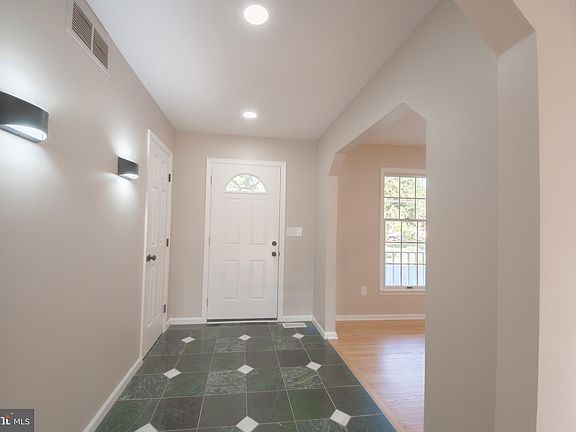 5th image of 1326 Queen Anne Dr