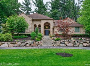 5258 Hidden Pines Dr, Brighton, MI