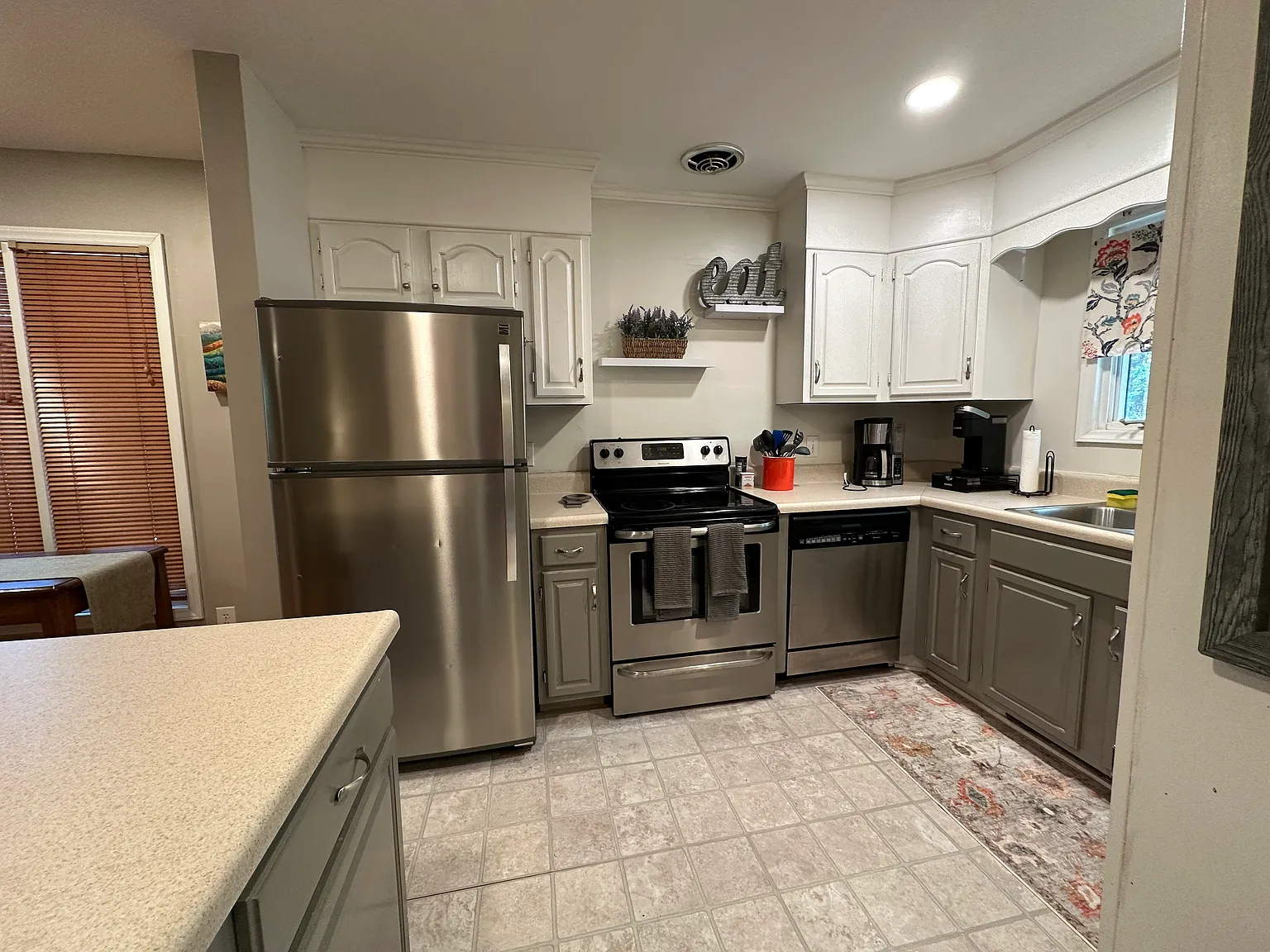 3 bed, 1350 sqft, $2,500 — Photo 2