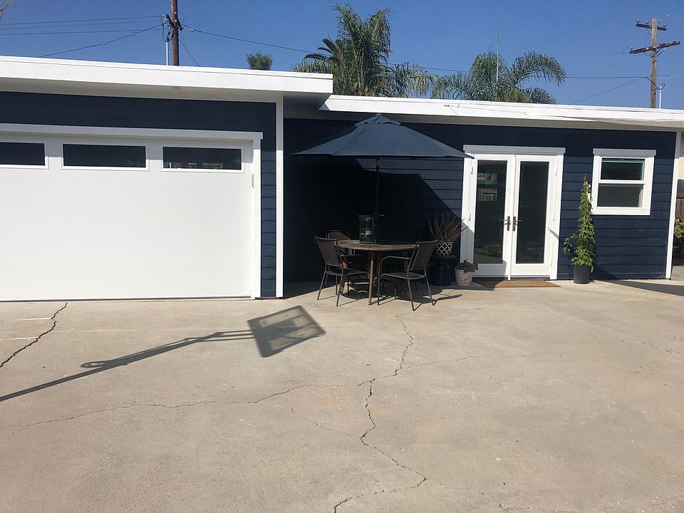 Front of rental.... there is a courtyard between it and the main house.