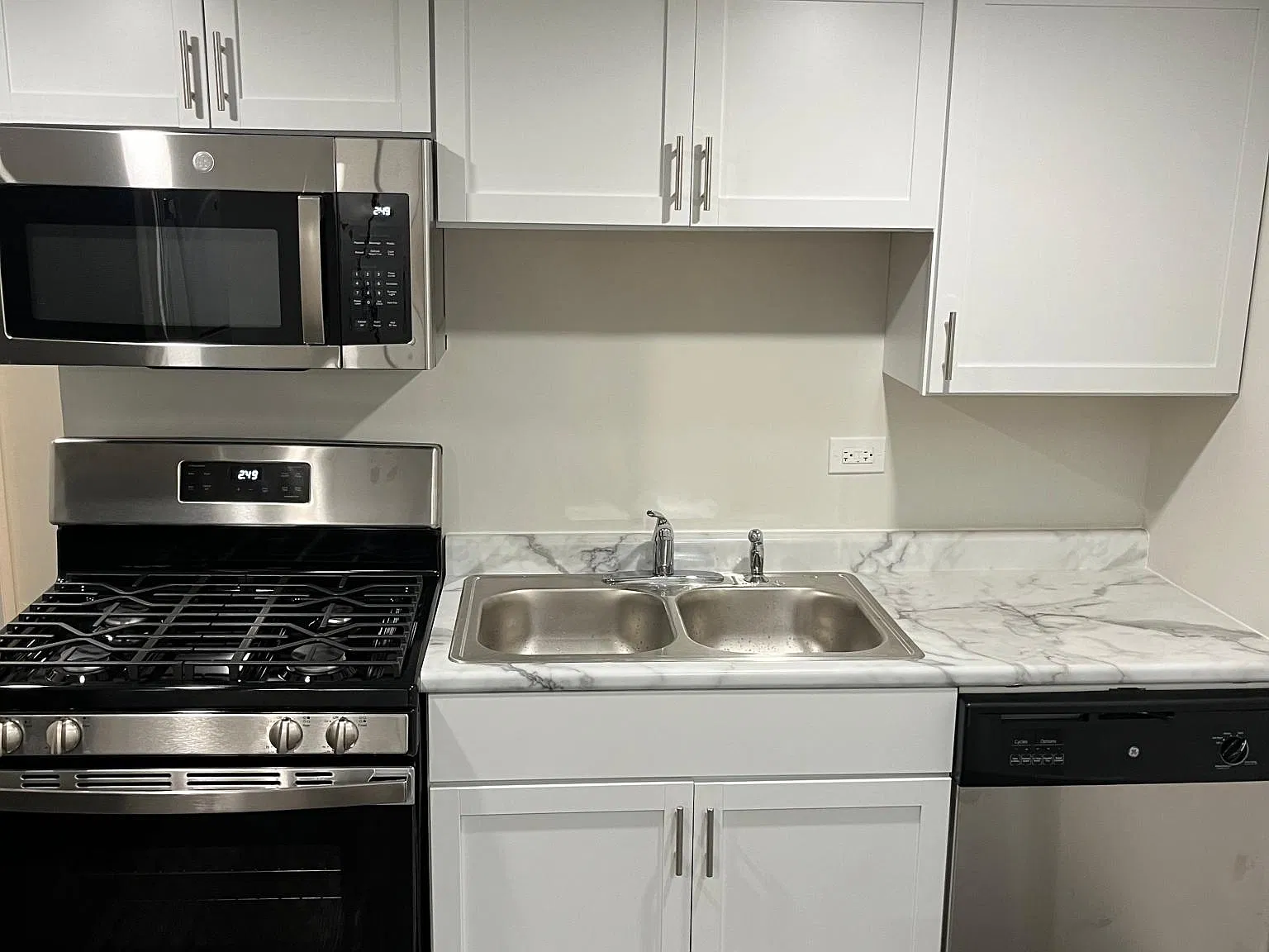 1481 Willow Ave — Photo 3