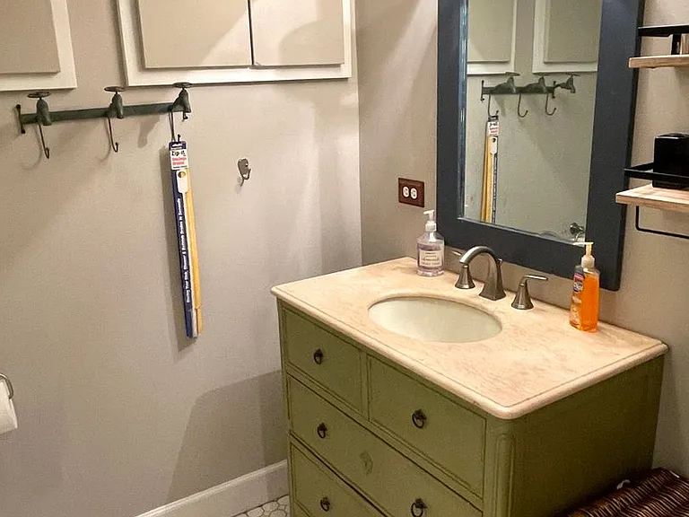 2411 W Woodlawn Ave — Photo 21