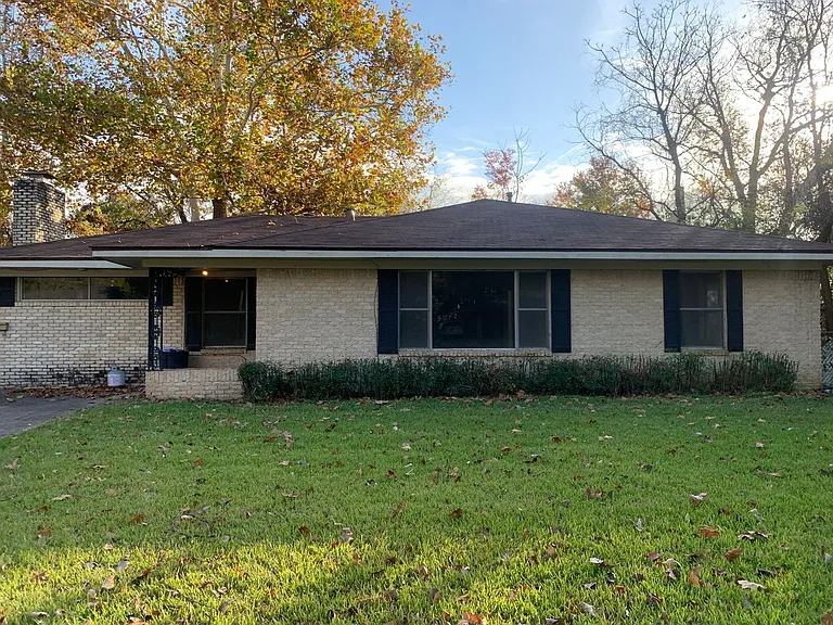 2204 Clinton St — Photo 1