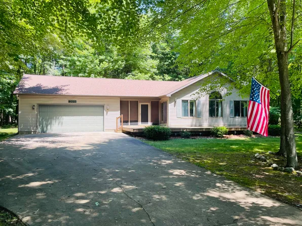 9010 Longview Dr, Stanwood, MI 49346