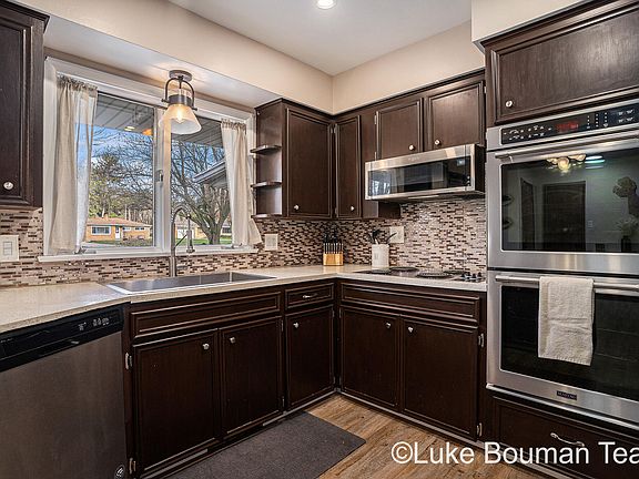 3rd image of 121 Timberwood Ln