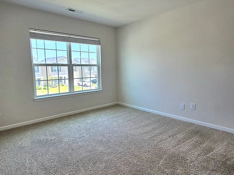 102 Mansfield Ct — Photo 11