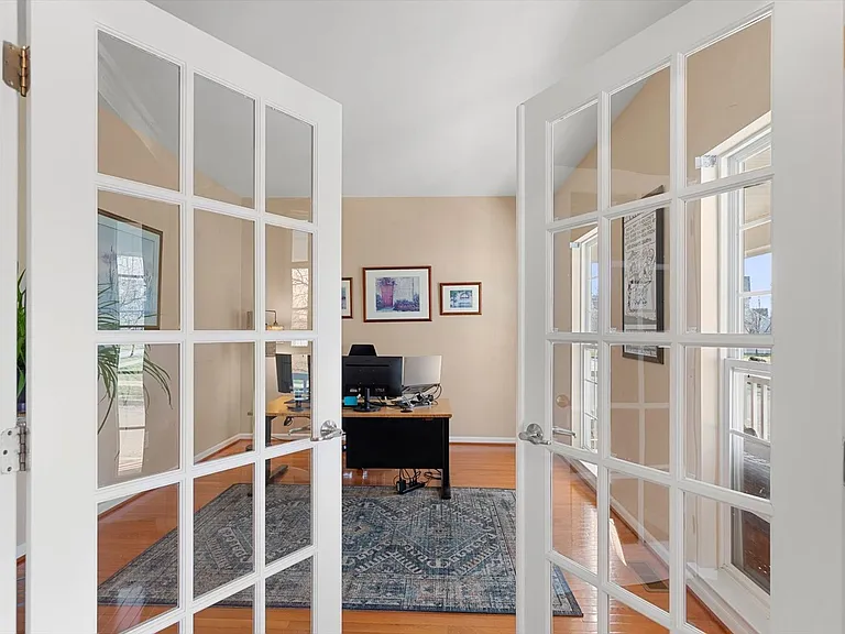 301 Adelaide Dr — Photo 9