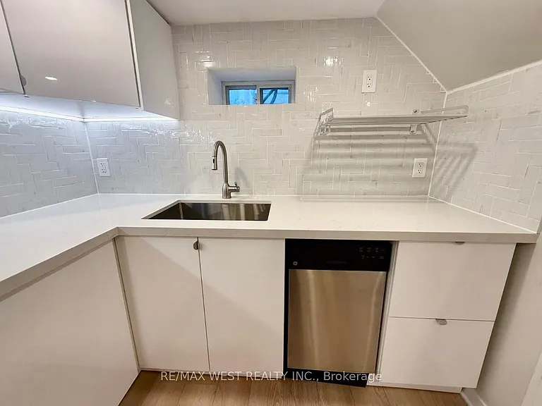 10 Vimy Ave #BASEMENT — Photo 3