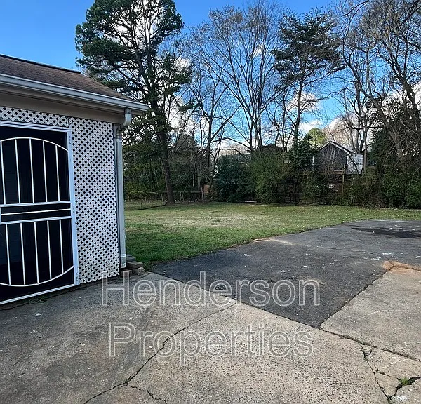 300 W Arrowood Rd — Photo 9