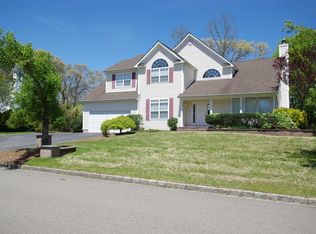 6 Oakwood Ct, Saint James, NY 11780