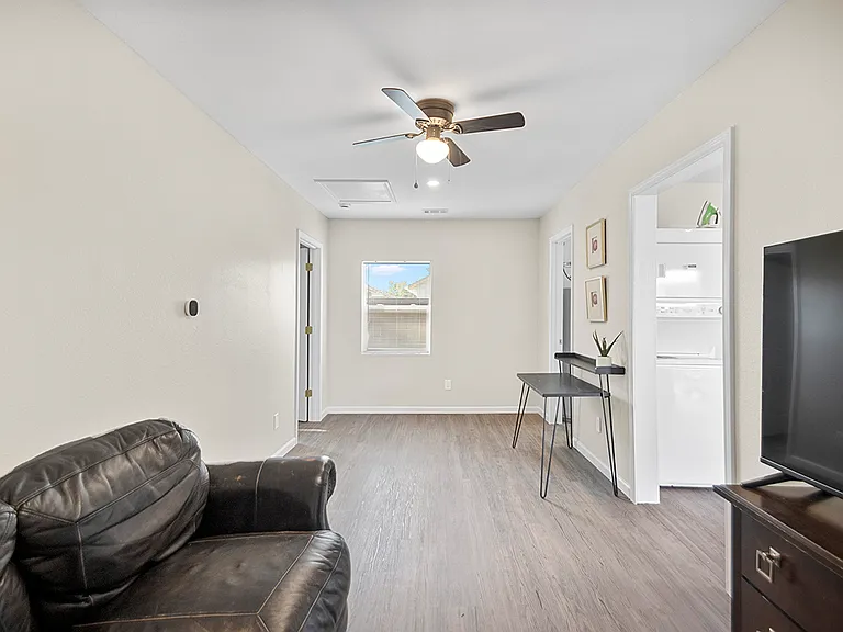 405 Maple St #B — Photo 2