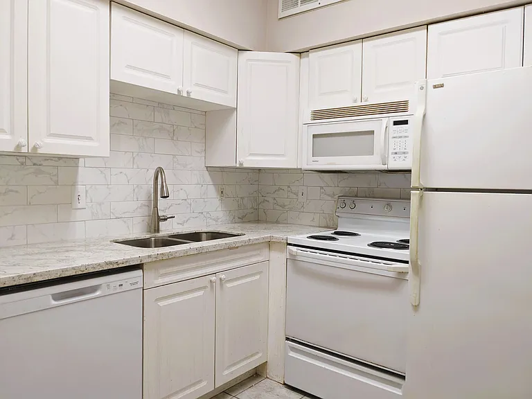 2100 Tanglewilde St #421 — Photo 16
