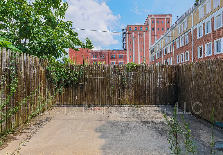 1007 Baylis St — Photo 7