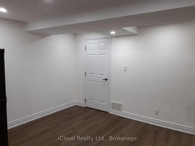 6607 Song Bird Cres #BASEMENT — Photo 4
