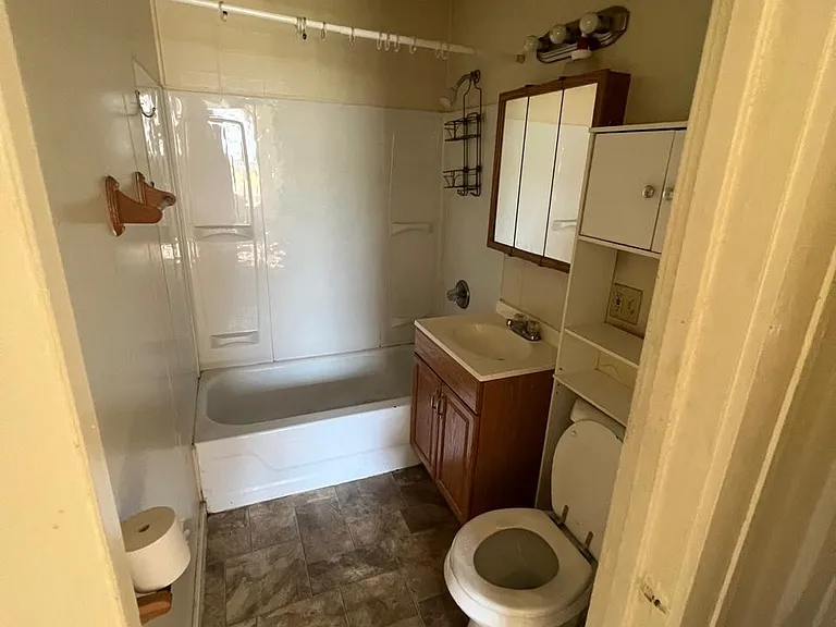 5066 S Packard Ave #10 — Photo 2