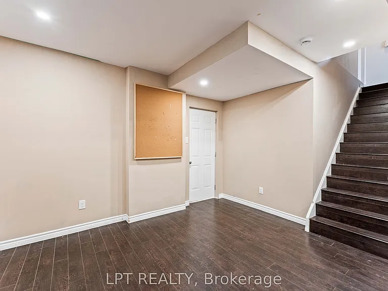 82 Nathan Cres — Photo 31