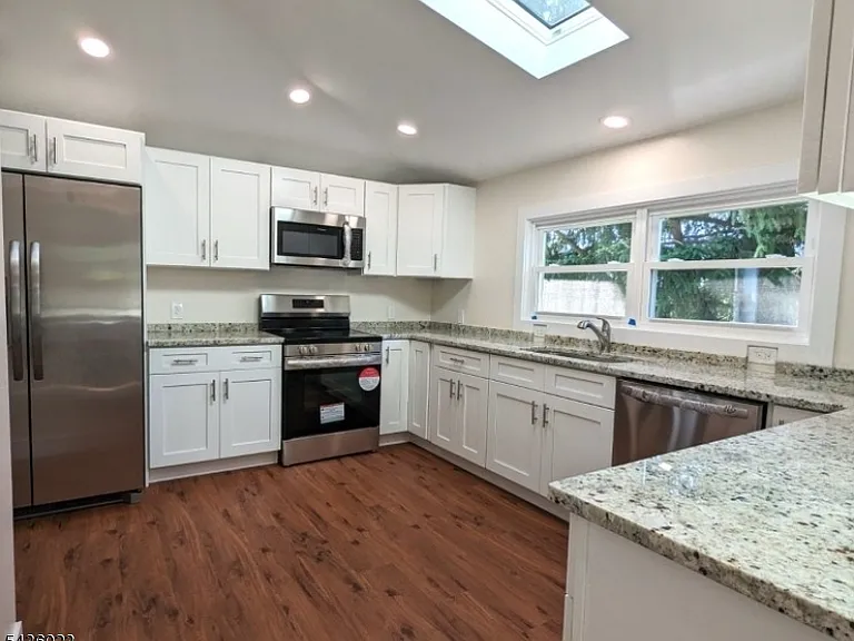 439 Victory Ave — Photo 3