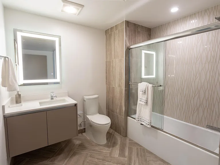 Kingsley Park Apartments — Photo 20