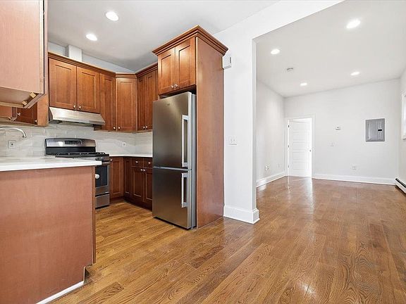 5th image of 202 Bowers St APT 3