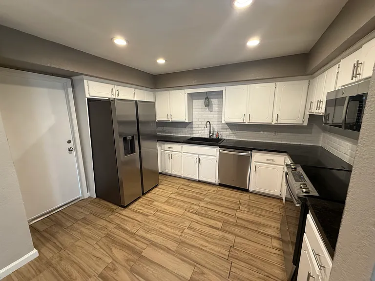 4711 Hemlock Ln — Photo 2