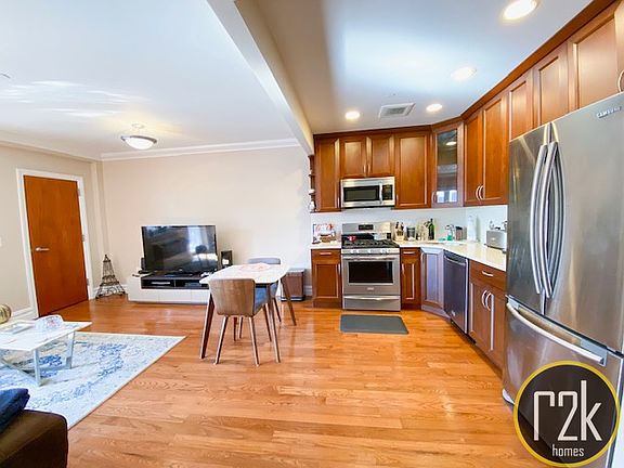 5th image of 2116 31st Ave APT 3C
