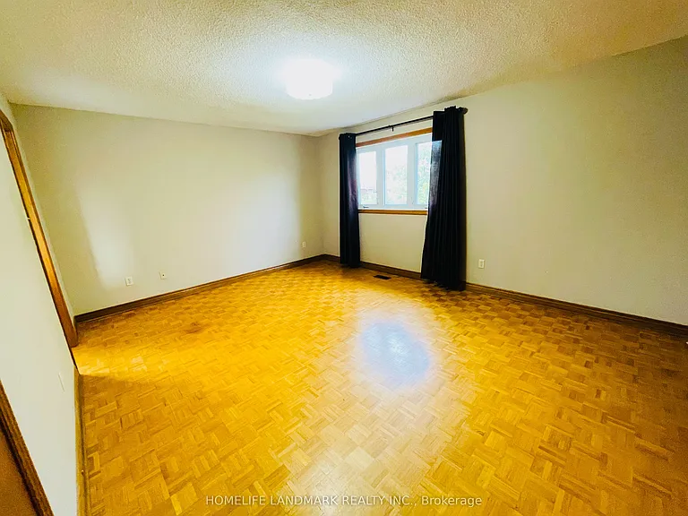 121 Harmonia Cres — Photo 7