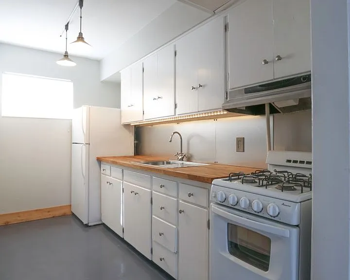 804 N Locust St — Photo 7