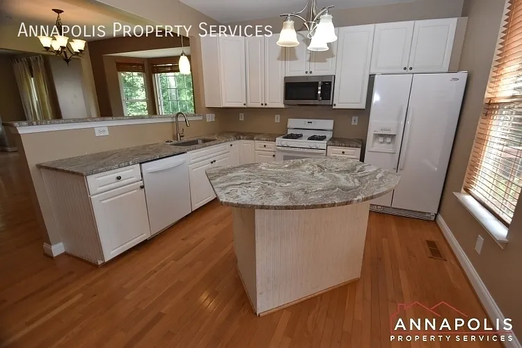 888 stonehurst court — Photo 2