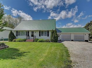 5006 Rolling Acres Rd, Walker, IA 52352