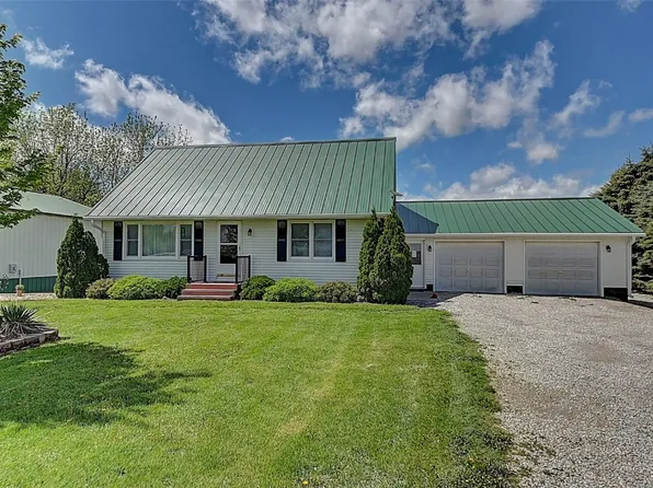 5006 Rolling Acres Rd, Walker, IA 52352