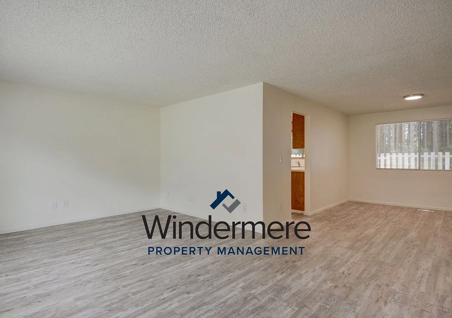 4 bedroom 3 bathroom pet friendly home — Photo 3