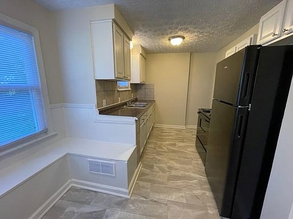 4th image of 1069 Meadowdale Ave