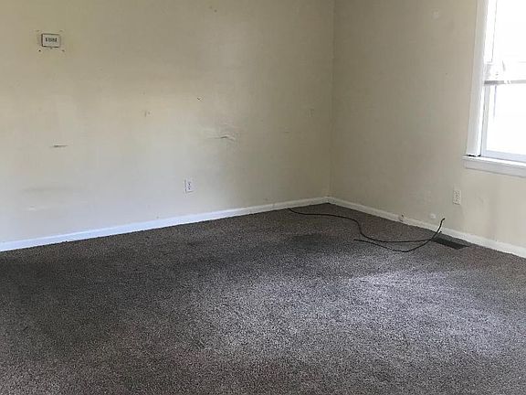 3rd image of 913 N Brady St