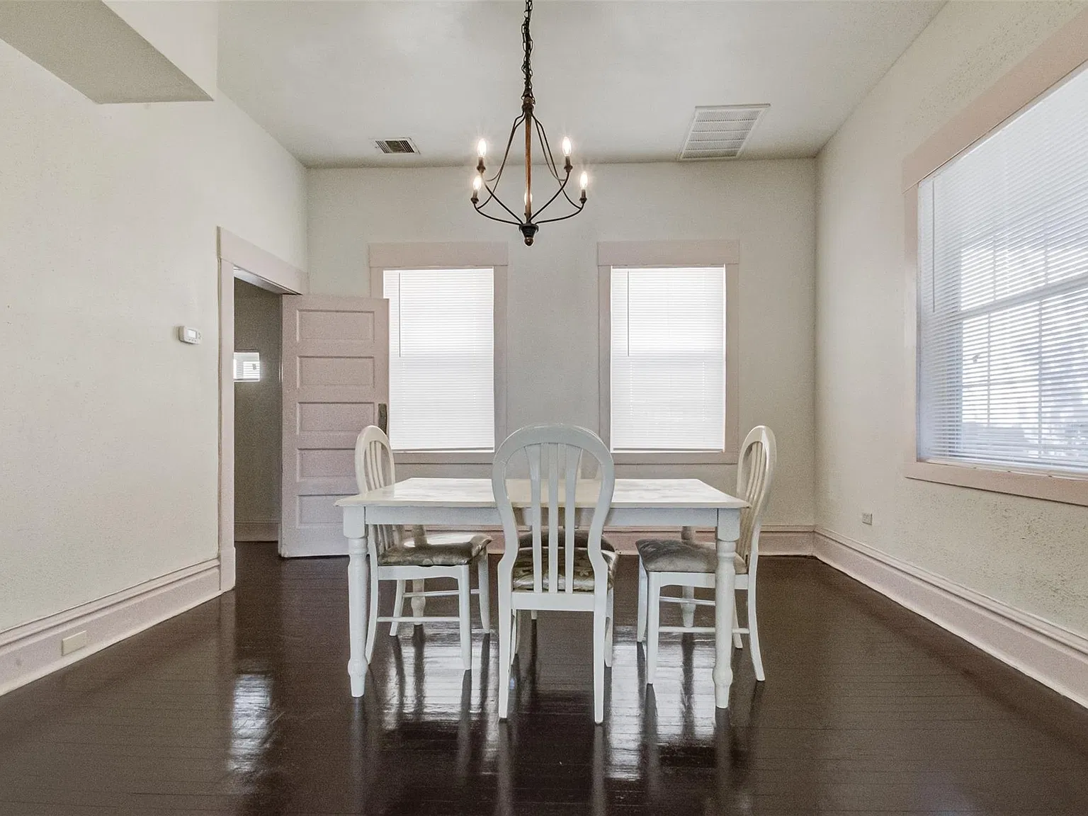 4 bed, 2.0 bath, 1841 sqft, $2,600 — Photo 3
