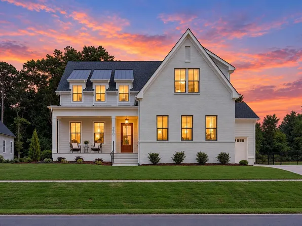 220 Meadow Walk Dr, Fuquay Varina, NC 27526