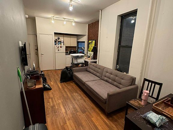 4th image of 524 W 46th St #3C