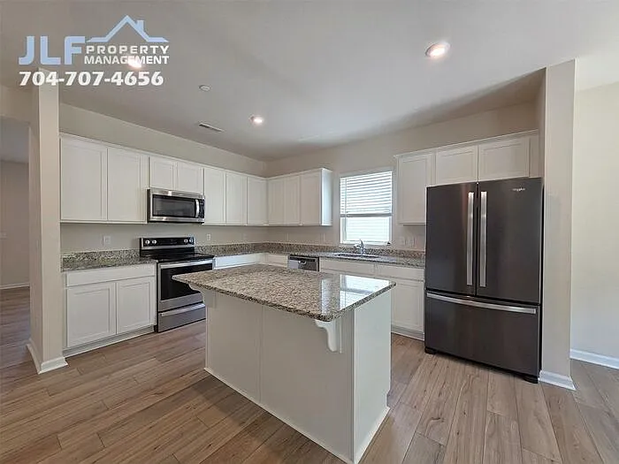 5 bed, 3.0 bath, 2706 sqft, $2,595 — Photo 4