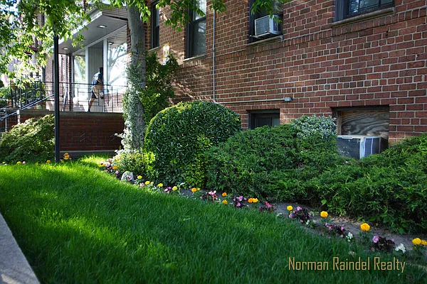 Rented by Norman Raindel, LREB | media 22