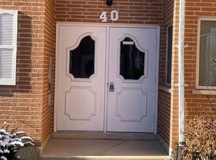 40 W Walnut Ct #11, Roselle, IL