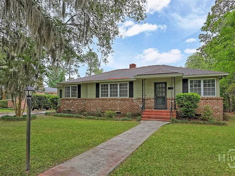 317 Oxford Dr — Photo 2